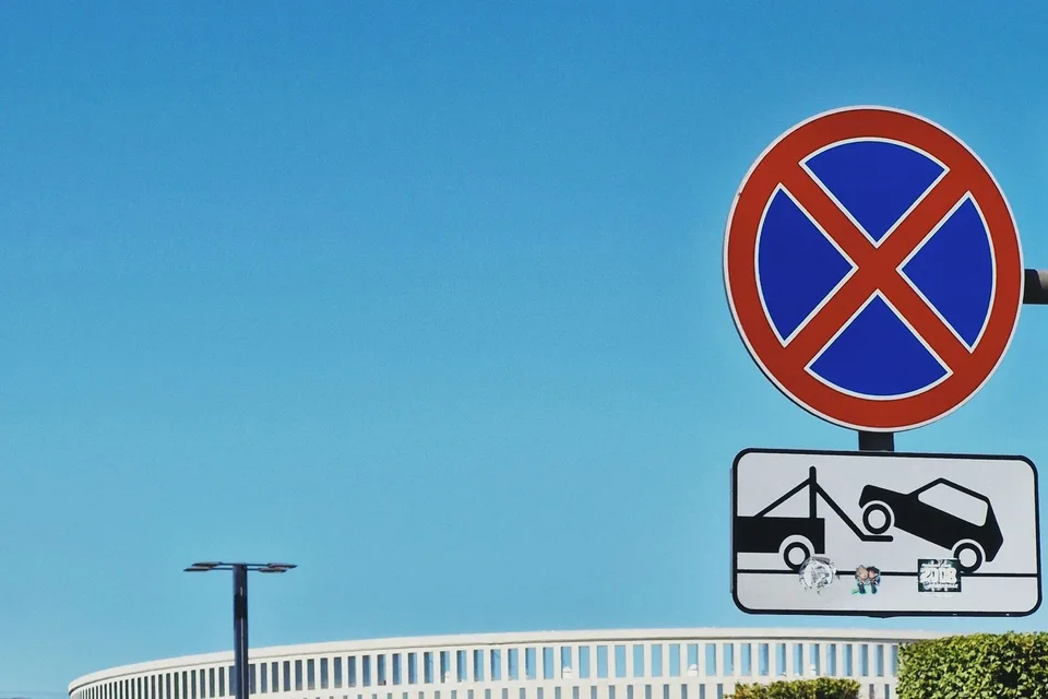 Halteverbotsschild mit Abschleppsymbol vor blauem Himmel